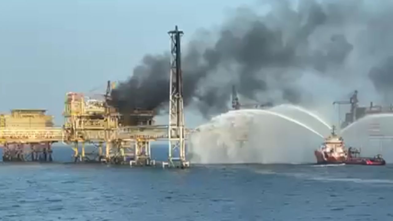Incendio en plataforma de Pemex deja un muerto y 9 heridos