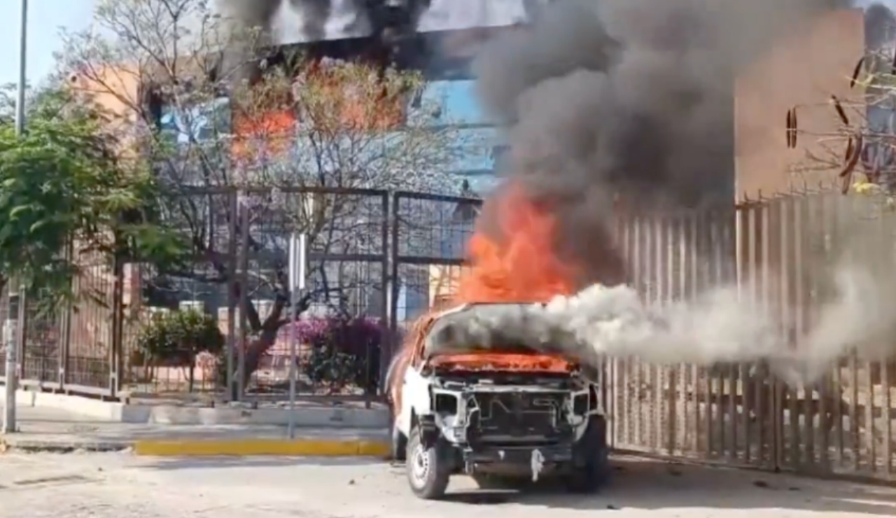 Con petardos y piedras normalistas de Ayotzinapa atacan Palacio de Gobierno de Guerrero