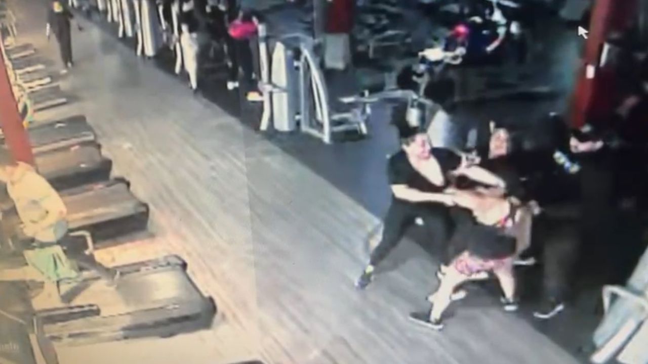 A mordidas, mujer arranca dedo a otra mujer en gimnasio de Monterrey