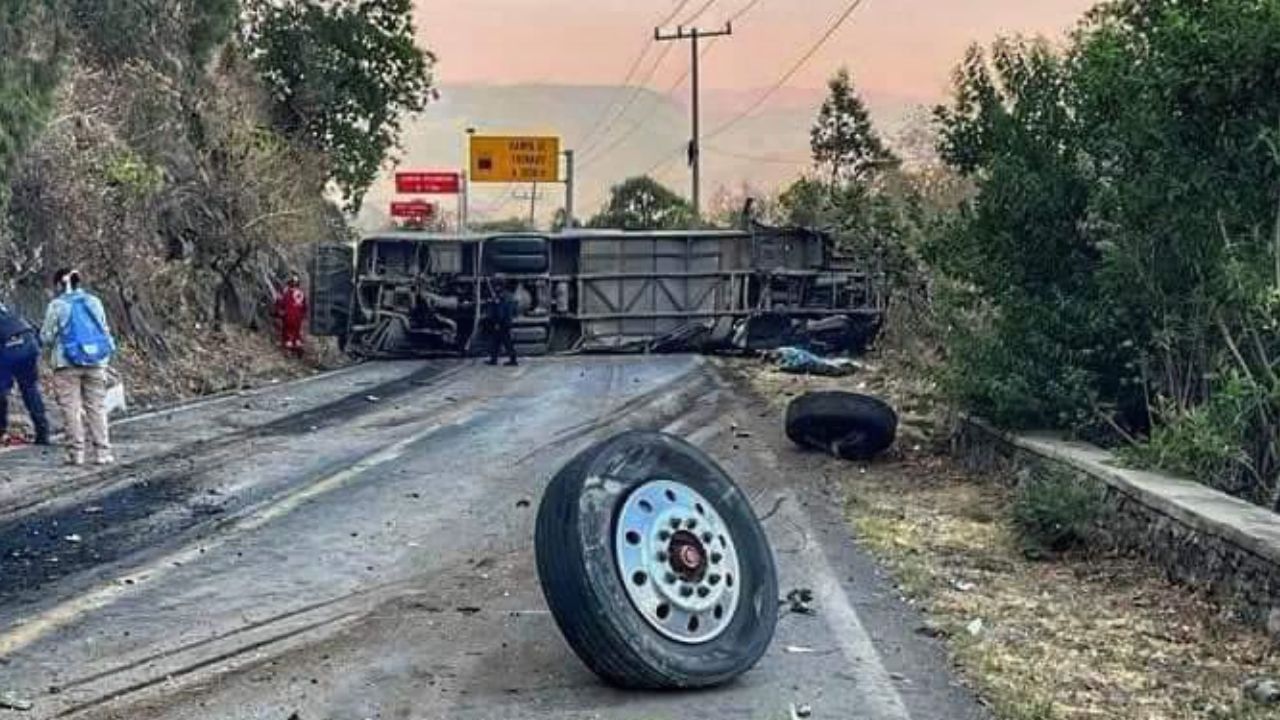 Vuelca camión con peregrinos en carretera de Malinalco; hay al menos 18 muertos