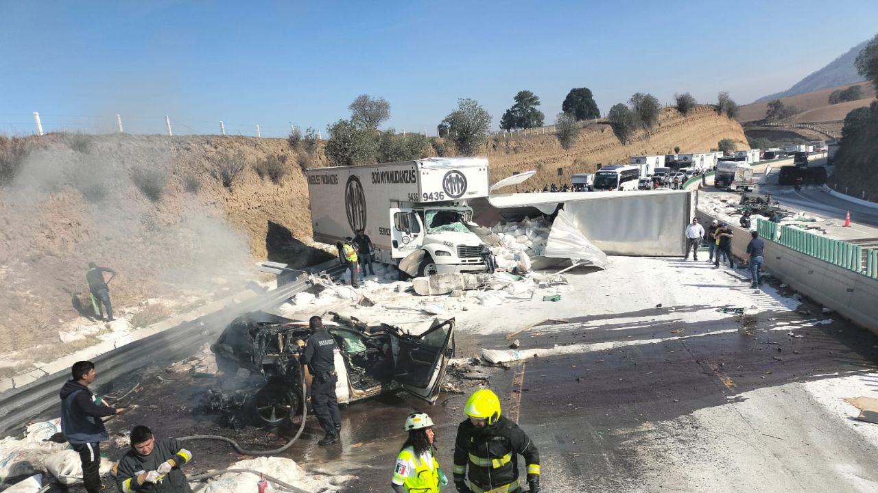 Accidente en la México-Puebla deja tráiler volcado y auto calcinado; hay 1 muerto y heridos