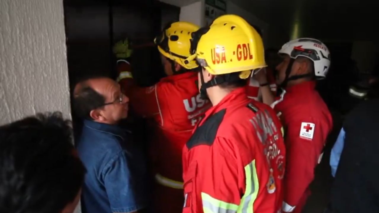 Elevador colapsa desde quinto piso con 10 atletas en Guadalajara