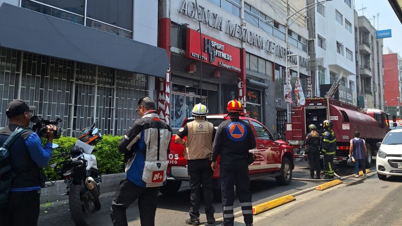 Desalojan edificio por incendio de basura en la Avenida Cuauhtémoc