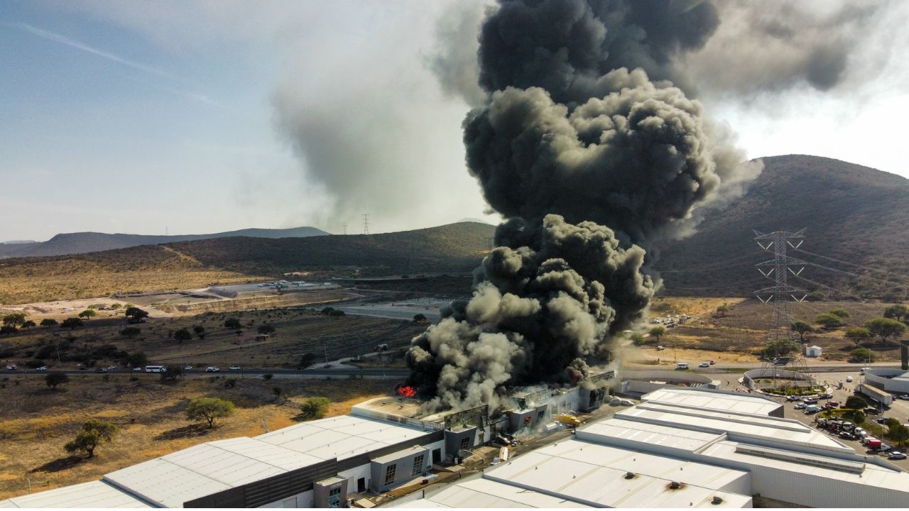 Fuerte incendio consume nave industrial en Parque Pyme Querétaro