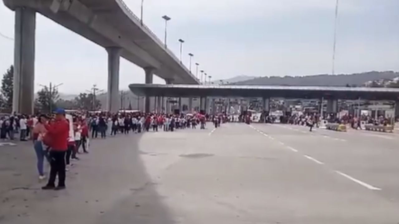 Miembros de la CNTE toman caseta en Autopista México-Cuernavaca