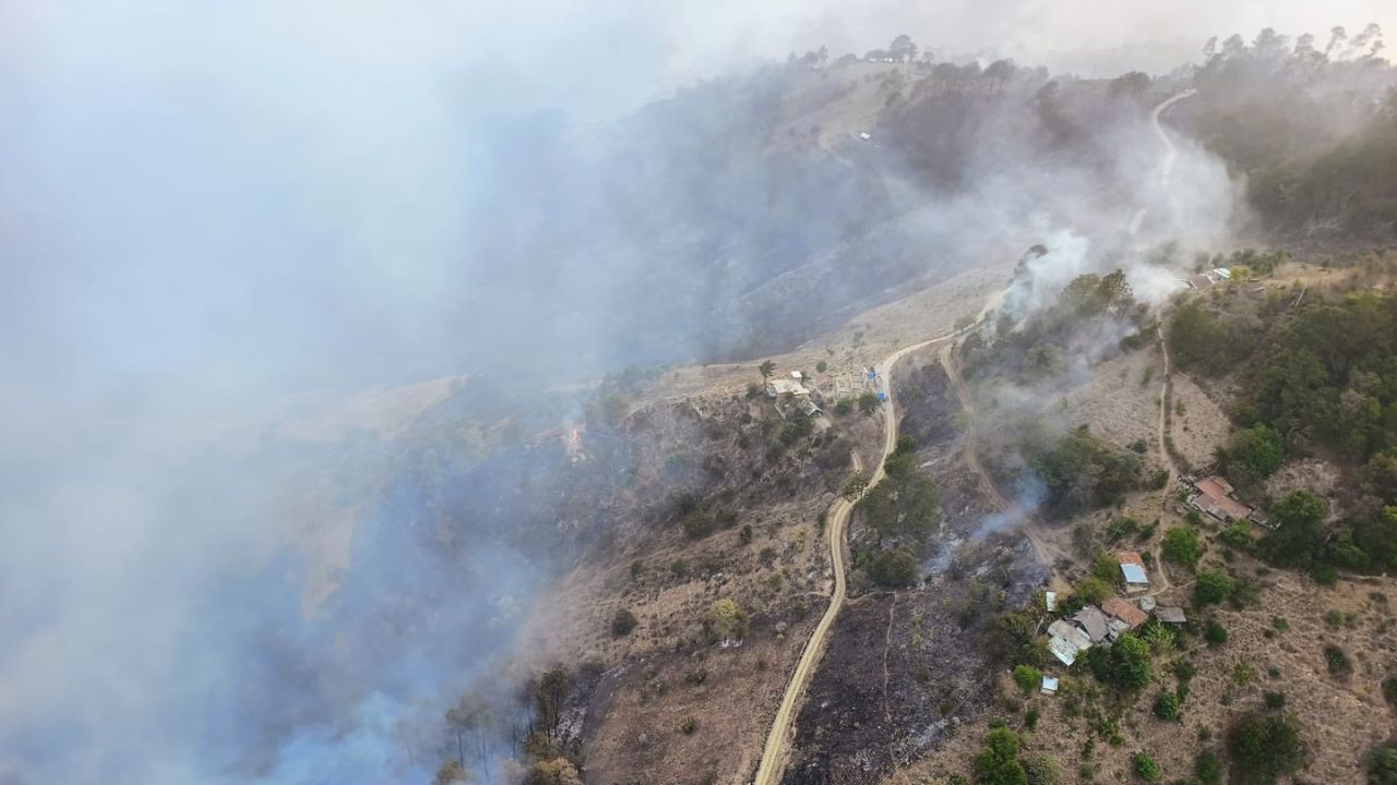 Incendio forestal en Zacatlán obliga a suspender clases en escuelas de Puebla