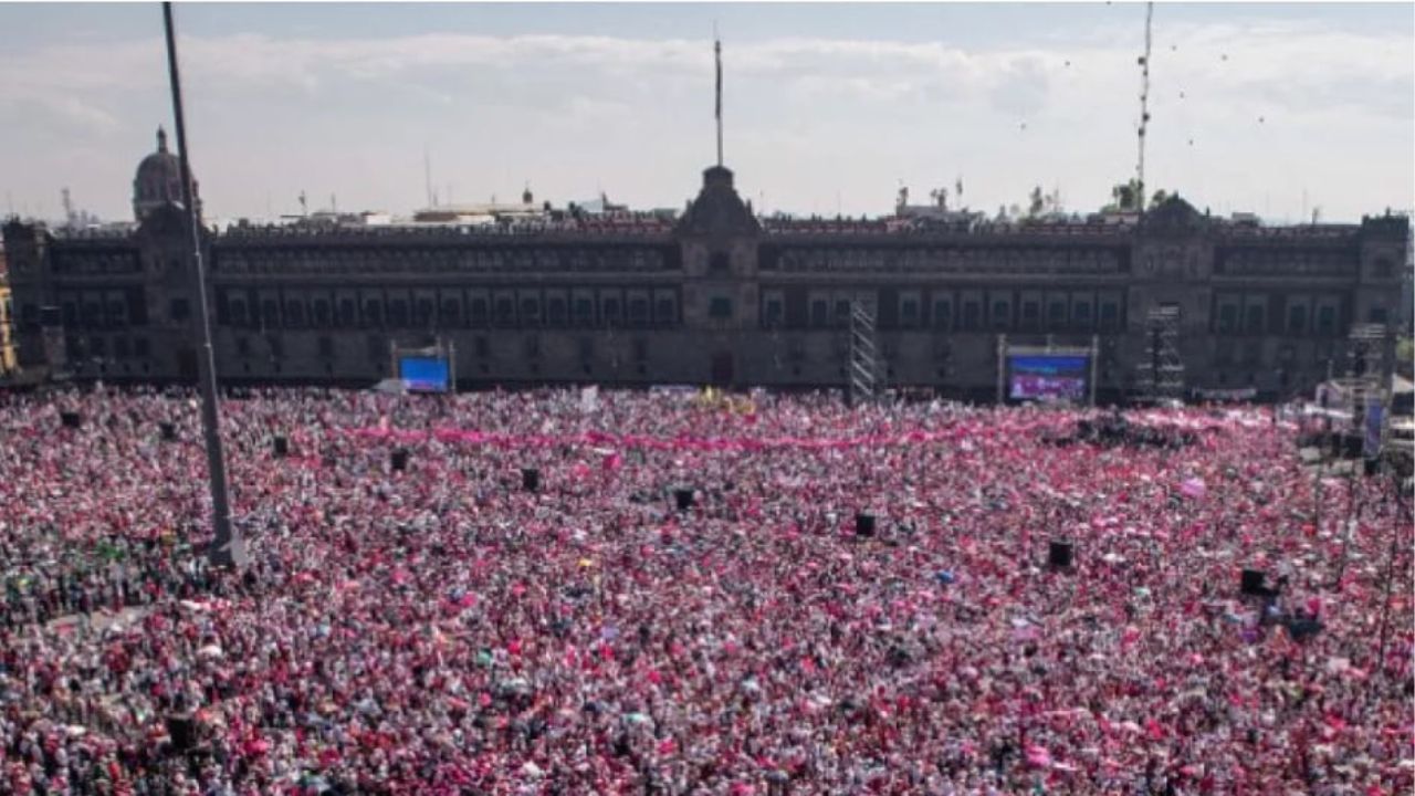 AMLO dice que sí se tiene que izar bandera en marcha de Marea Rosa el domingo