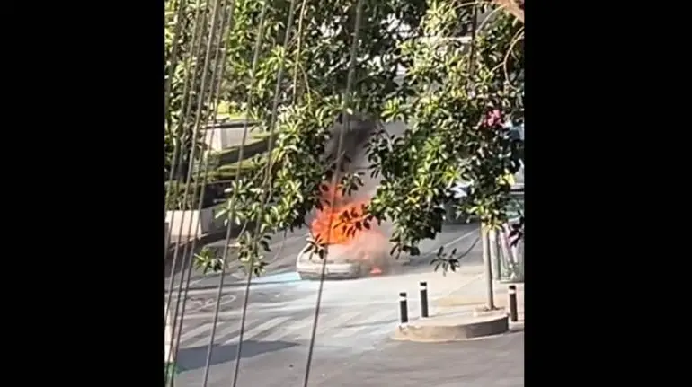 Se incendia auto sobre Avenida Universidad, en la colonia Santa Cruz Atoyac, en BJ