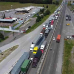 Se incendia yate en Isla Mujeres en mar Caribe; rescatan a 10 personas