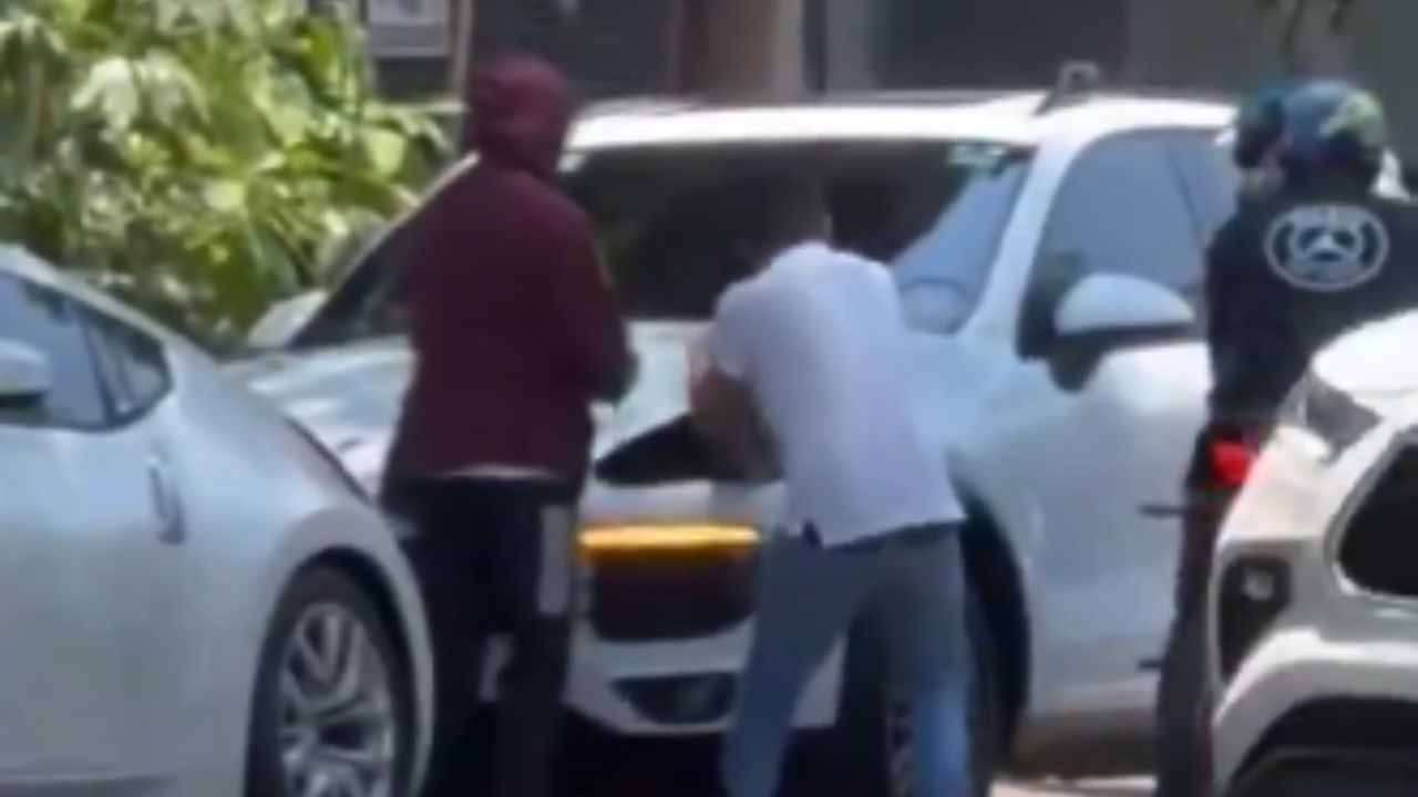 A plena luz del día roban autopartes en la Condesa