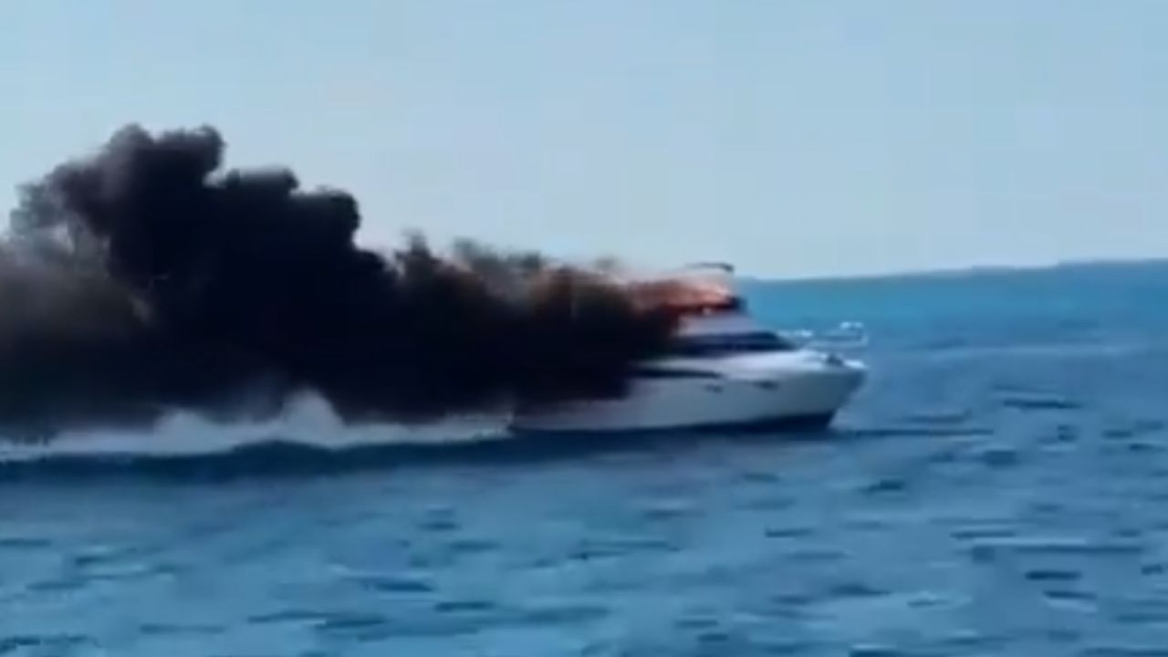 Se incendia yate en Isla Mujeres en mar Caribe; rescatan a 10 personas