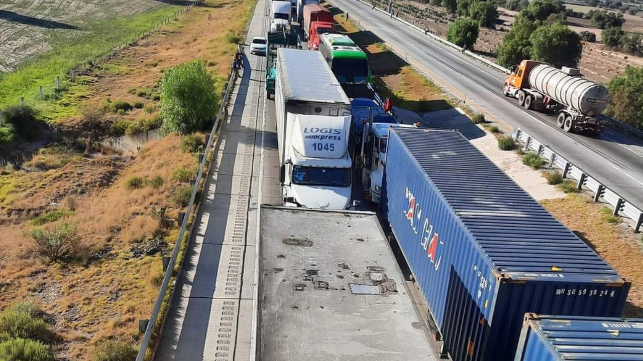 Bloqueo en Arco Norte suma más de 26 horas; hay desesperación entre transportistas