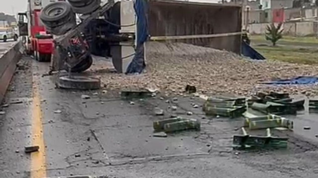 Volcadura de camión de carga provoca caos en el Circuito Exterior