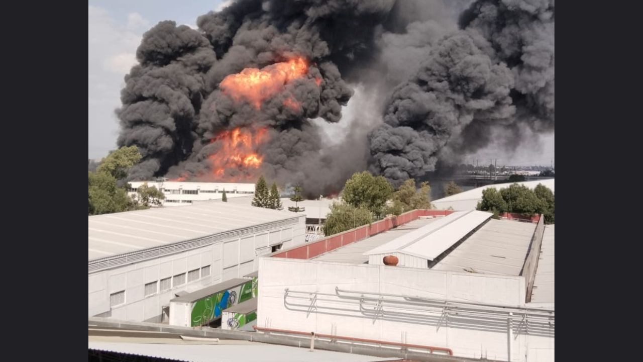 Se registra fuerte incendio en fábrica de plásticos en Ecatepec