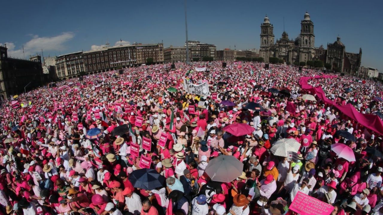 Pide AMLO a Marea Rosa que “le echen ganas“ y se repongan