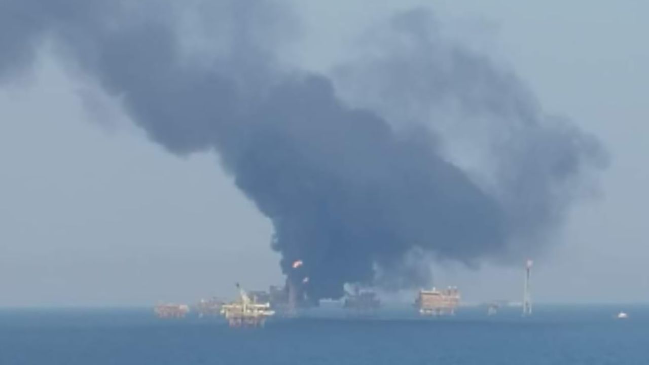 Suman 3 muertos por explosión en plataforma de Pemex en Campeche