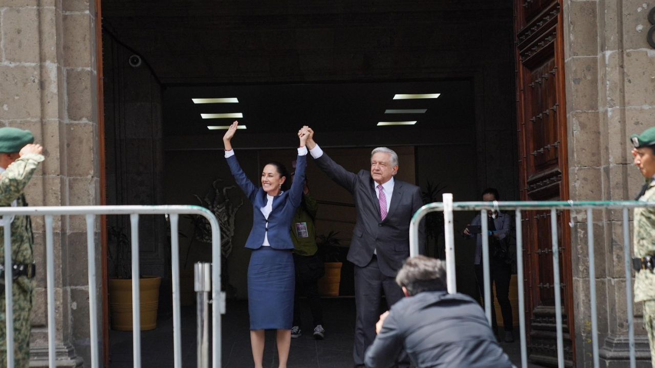 Claudia Sheinbaum y AMLO se reúnen en Palacio Nacional tras triunfo electoral