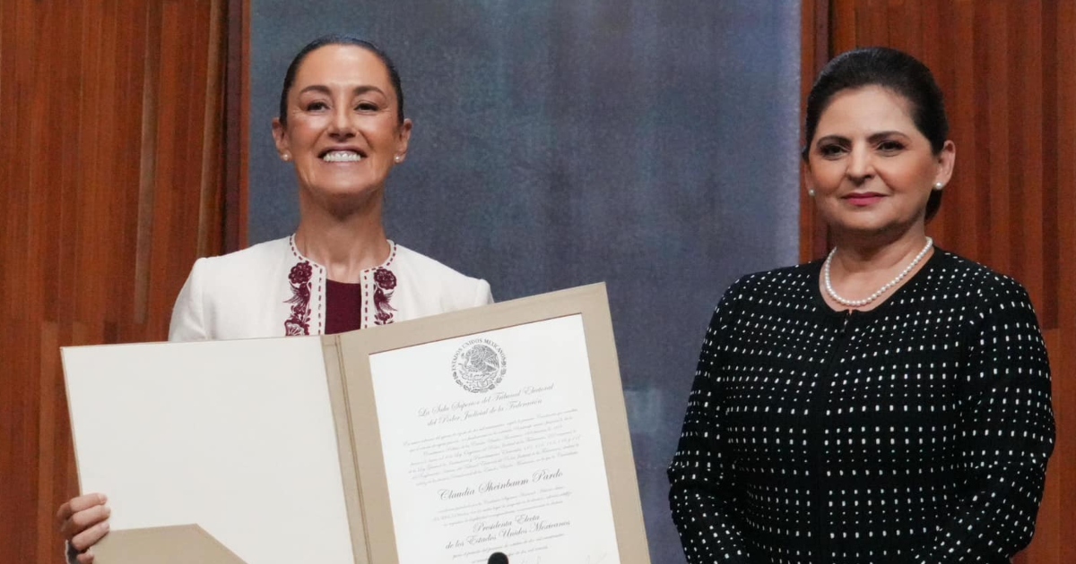 Aplaude AMLO mensaje de Sheinbaum a mujeres al recibir constancia de presidenta electa