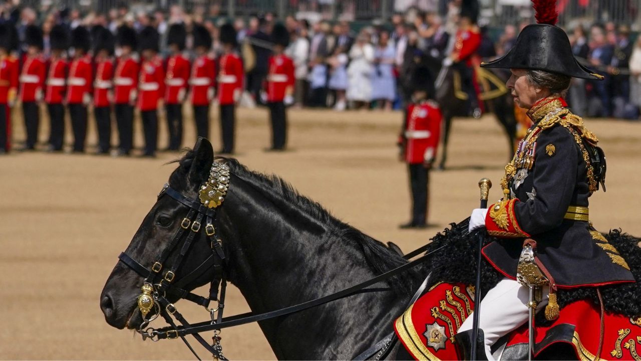 Princesa Ana de Inglaterra, hospitalizada tras ser golpeada por un caballo