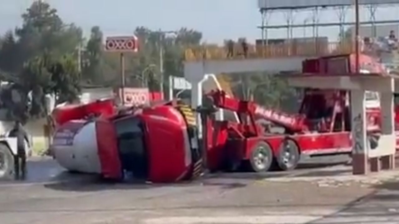 Vuelca pipa con gas LP en carretera México-Pachuca; no hay lesionados