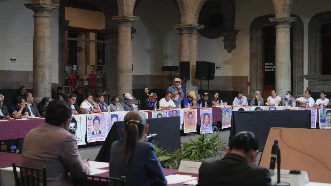 Sheinbaum se compromete a seguir la búsqueda de los 43 de Ayotzinapa