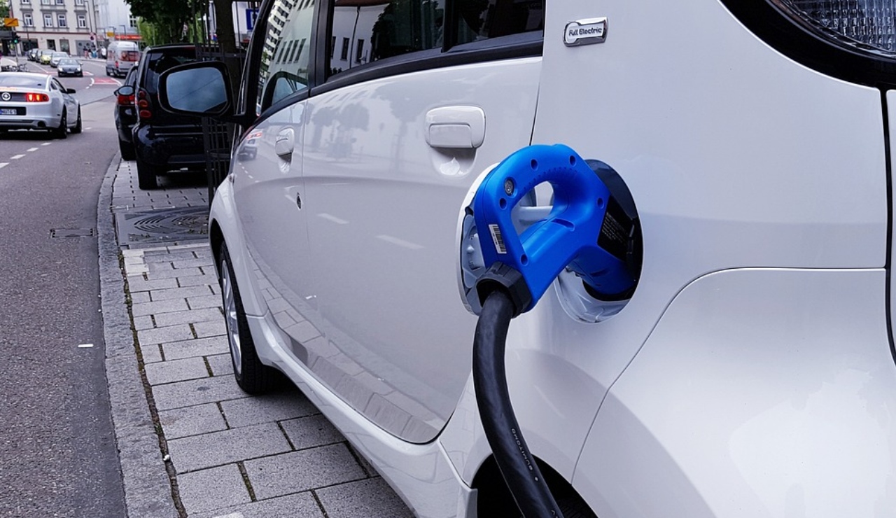 Unión Europea impone aranceles de hasta 38% a coches eléctricos de China