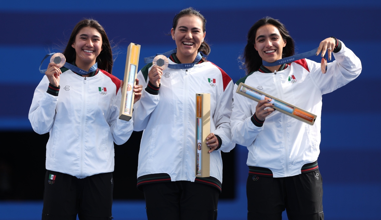 Felicita AMLO a las arqueras mexicanas por la medalla de bronce en París 2024