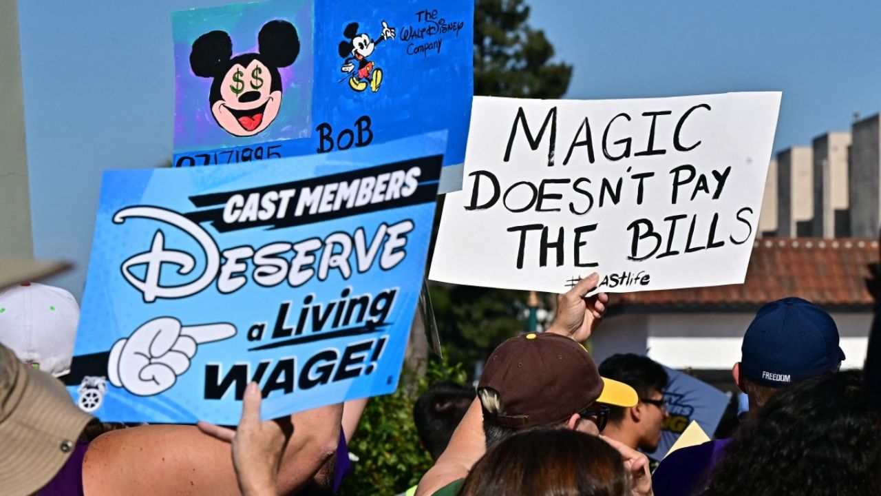 Trabajadores de Disneyland amenazan con una huelga por sus salarios