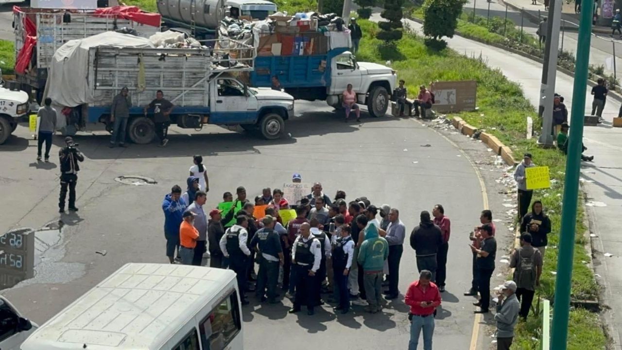 Recolectores de basura de Nezahualcóyotl y Chimalhuacán bloquean Bordo de Xochiaca