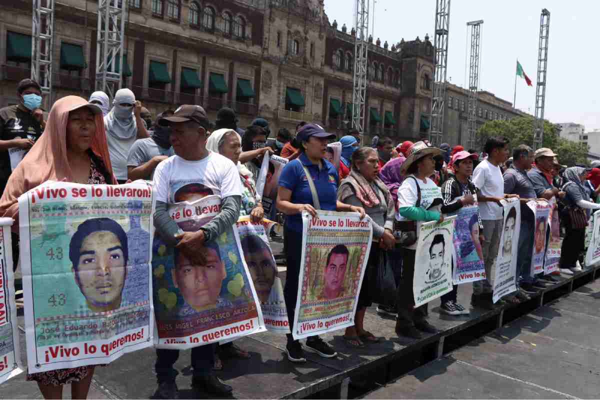 Padres de los 43 normalistas concluyen el diálogo con López Obrador