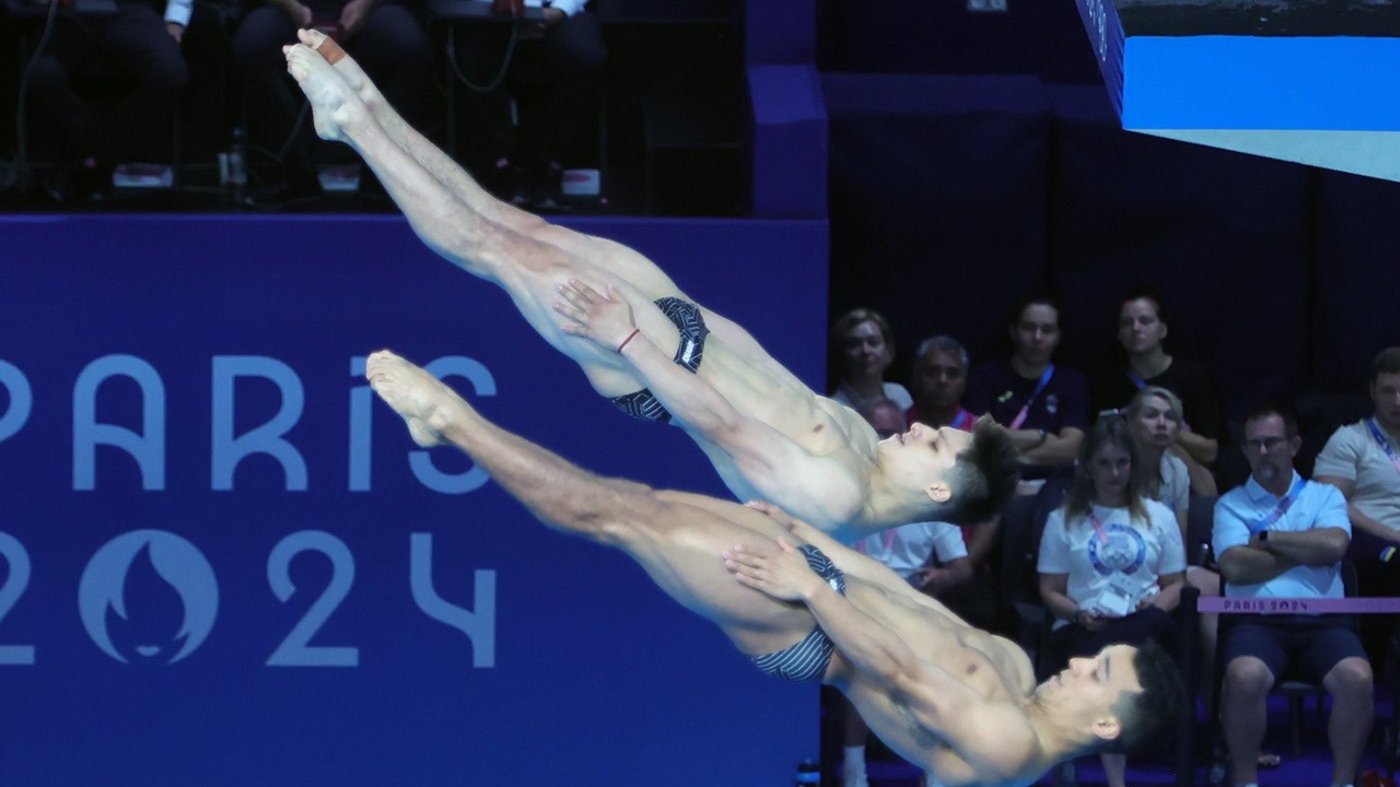 Felicita AMLO a los clavadistas Osmar Olvera y Juan Celaya por la plata en París 2024