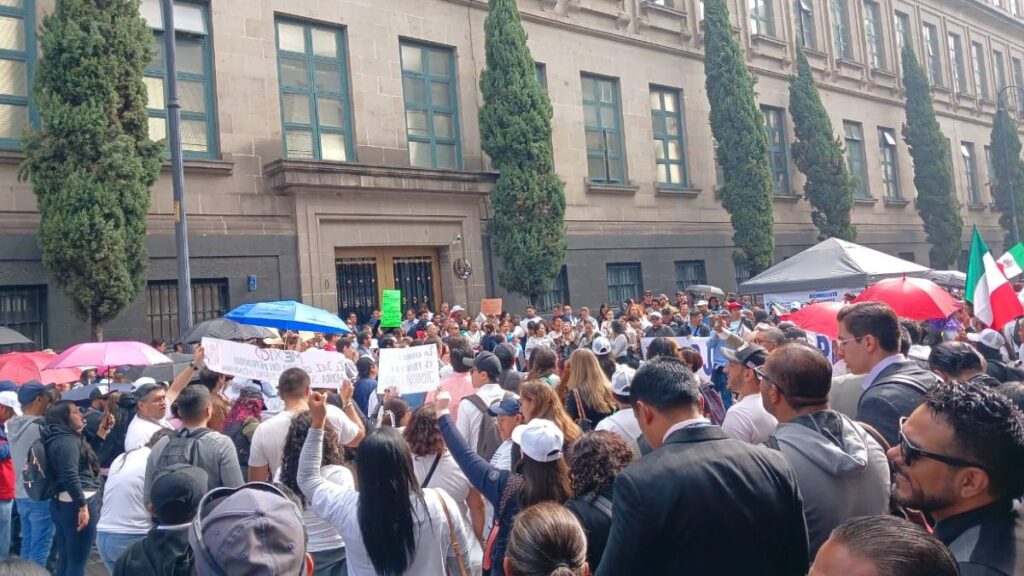 Trabajadores cierran accesos a la SCJN en protesta por reforma judicial