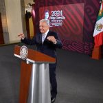 Ken Salazar y EU han sido prudentes al no hablar más de la reforma judicial: López Obrador