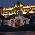 Ayotzinapa 10 años: Encapuchados realizan pintas y destrozos en comercios