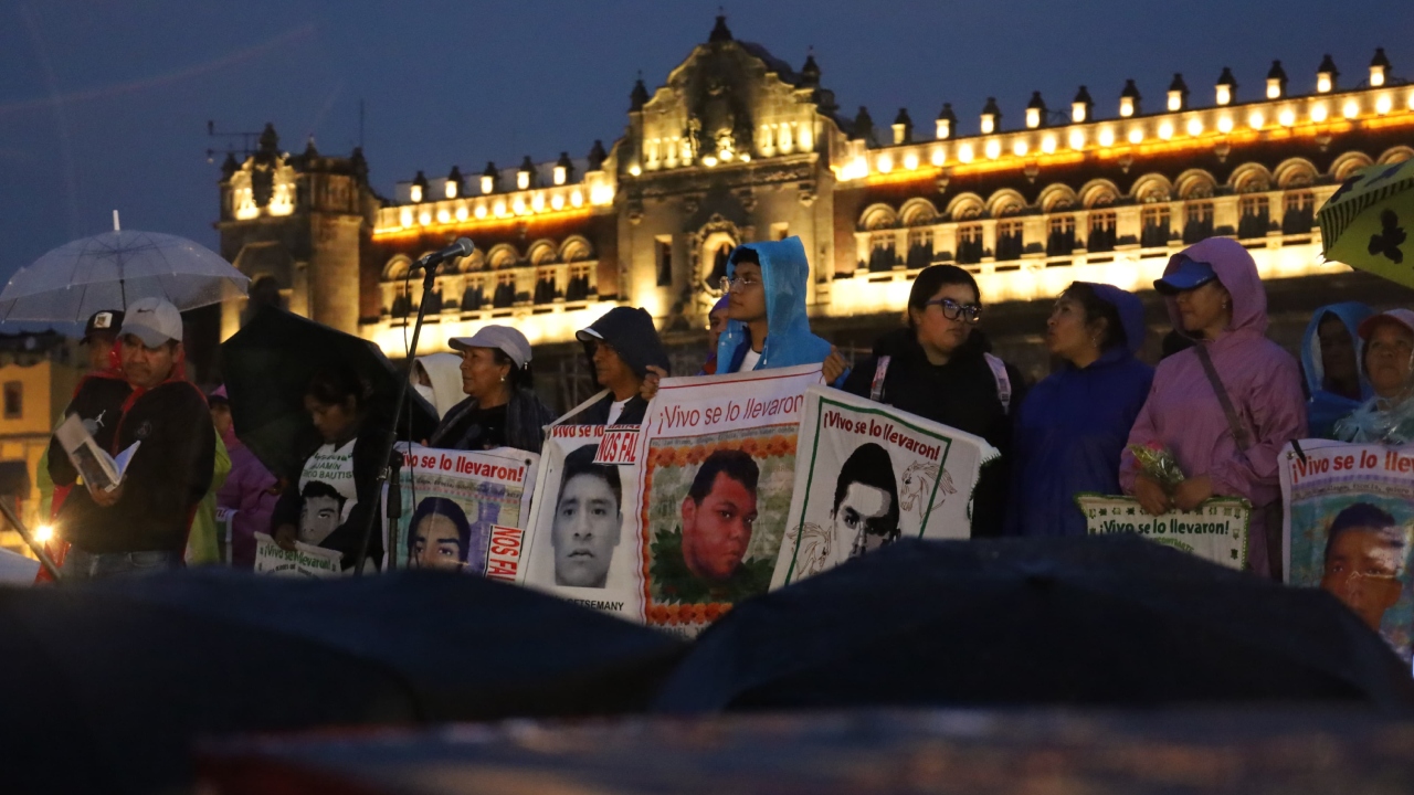 Padres de los 43 de Ayotzonapa marchan en CDMX