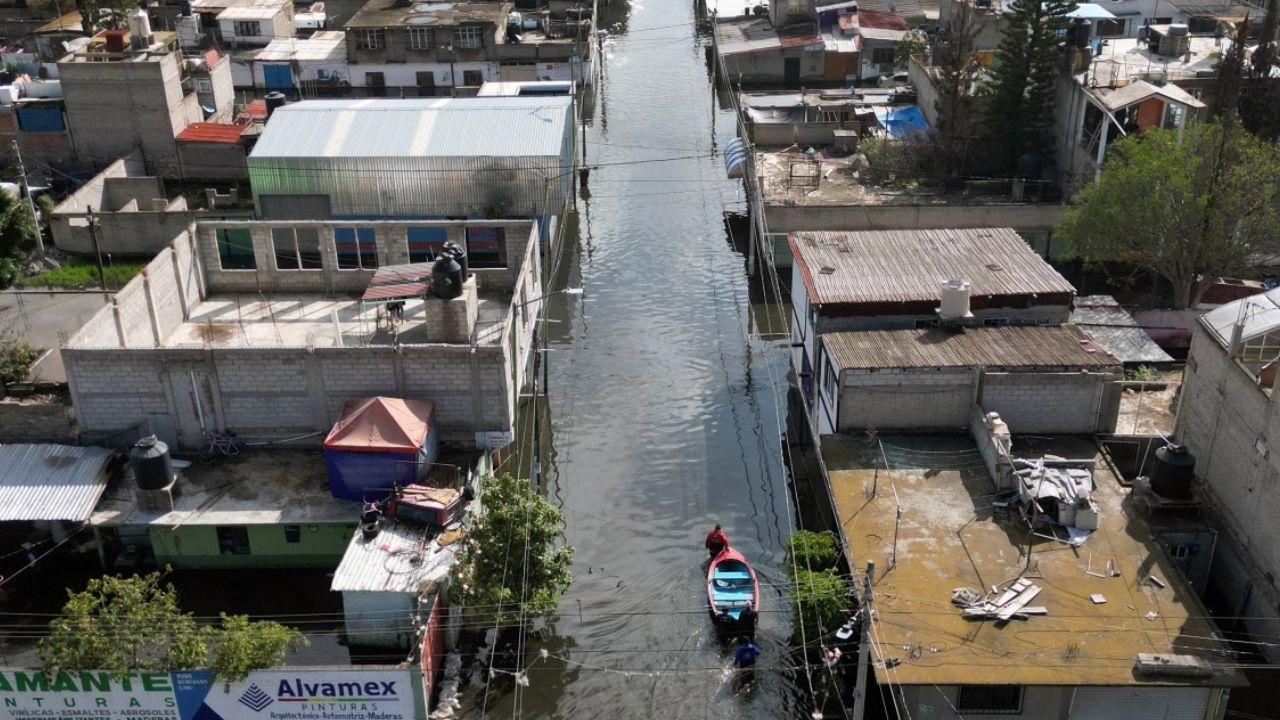 Regresan a clases tras inundaciones en Chalco