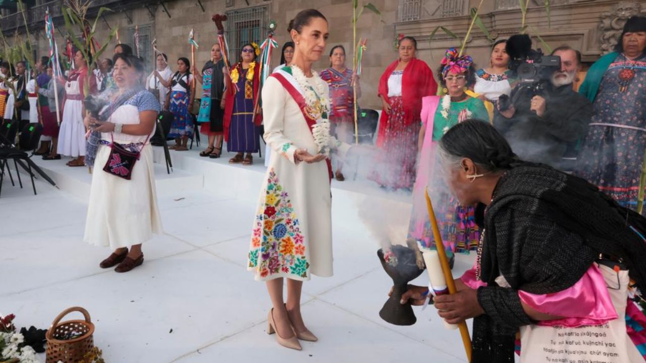 Claudia Sheinbaum recibe bastón de mando y asume 100 compromisos