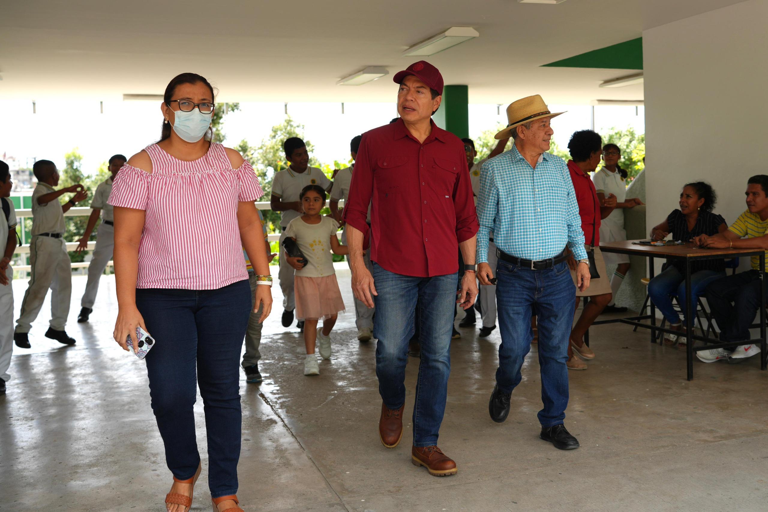 Encabeza titular de la SEP brigadas de limpieza en escuelas de Acapulco tras paso del huracán John