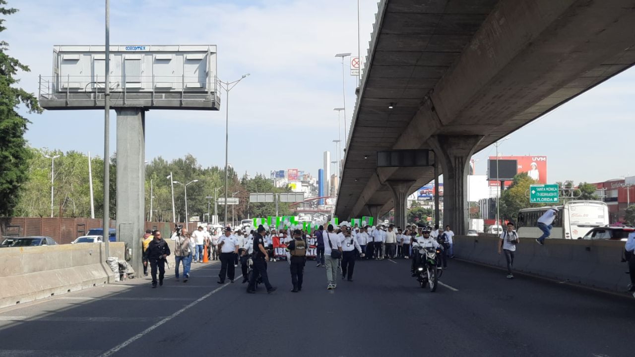 Marcha de transportistas y comerciantes en Naucalpan causa caos en Periférico Norte