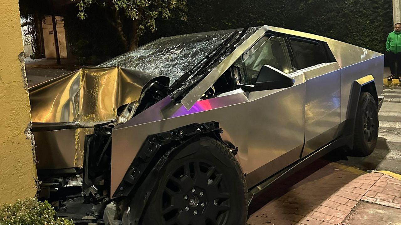 Cybertruck de Tesla termina embarrada contra casa en Miguel Hidalgo