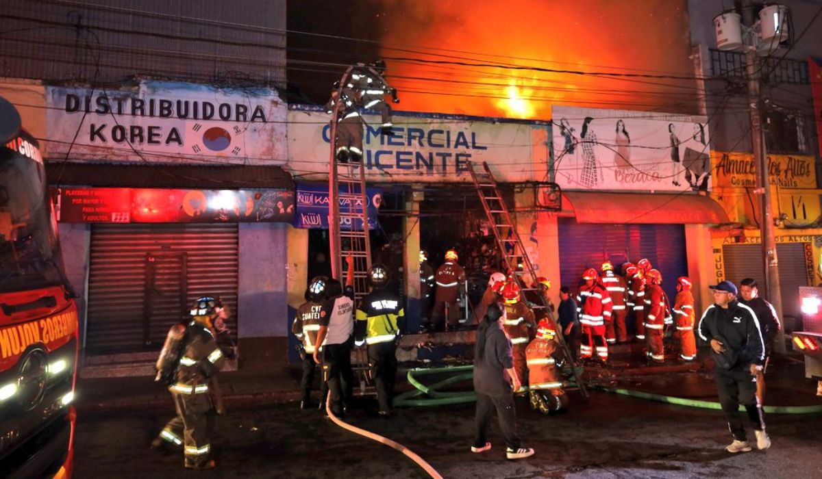 Incendio en maderería en Gómez Palacio provoca la evacuación de 120 residentes