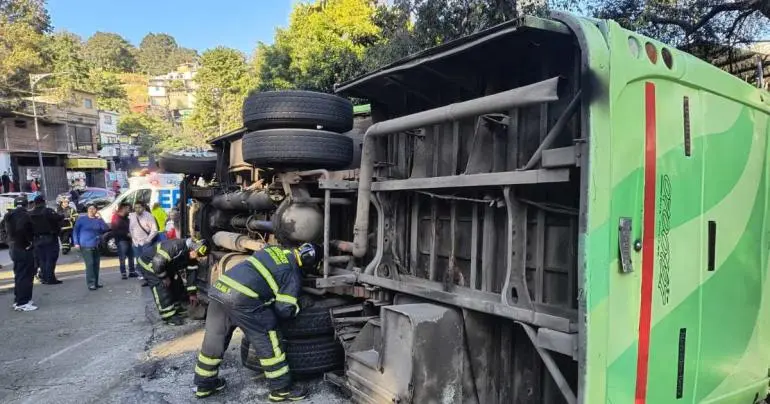 Volcadura de camión en la México-Cuernavaca deja más de 30 lesionados