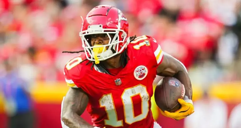 Chiefs recuperan a su corredor estrella para partido ante los Raiders