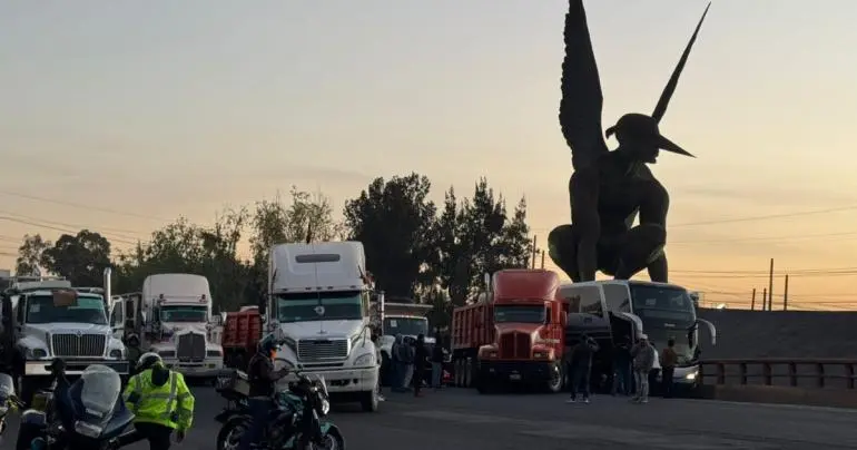 Transportistas bloquean carreteras al acusar falta de pagos por el Tren Maya