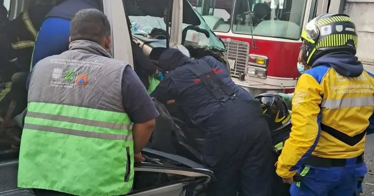 Mujer queda prensada tras choque entre camión y combi en Insurgentes Norte