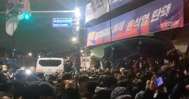 La Asamblea Nacional de Corea del Sur revoca la ley marcial entre protestas masivas.