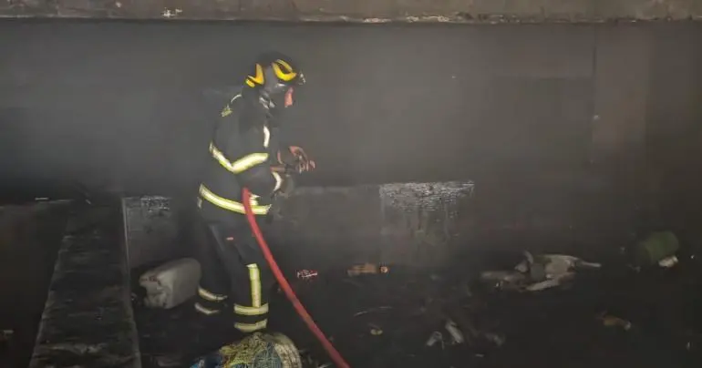 Mueren dos personas tras incendio en una bodega de la Central de Abasto