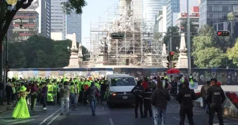 Personas con discapacidad realizan marcha sobre Paseo de la Reforma