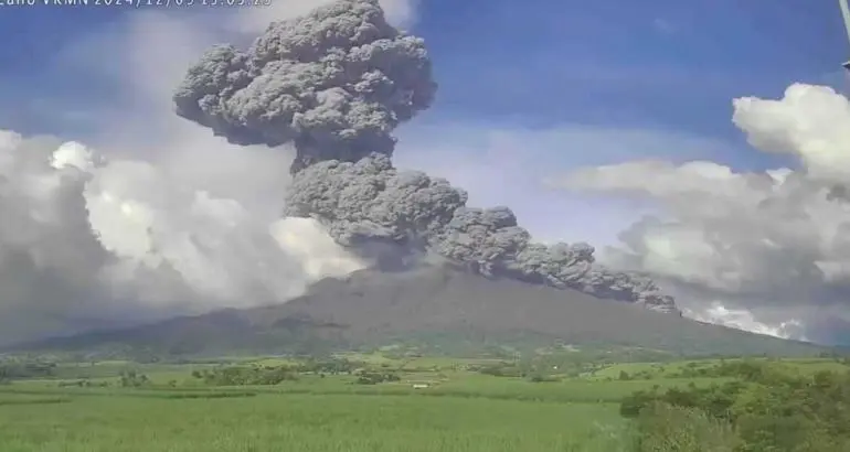 Desalojan a 87 mil personas en Filipinas por erupción del volcán Kanlaon