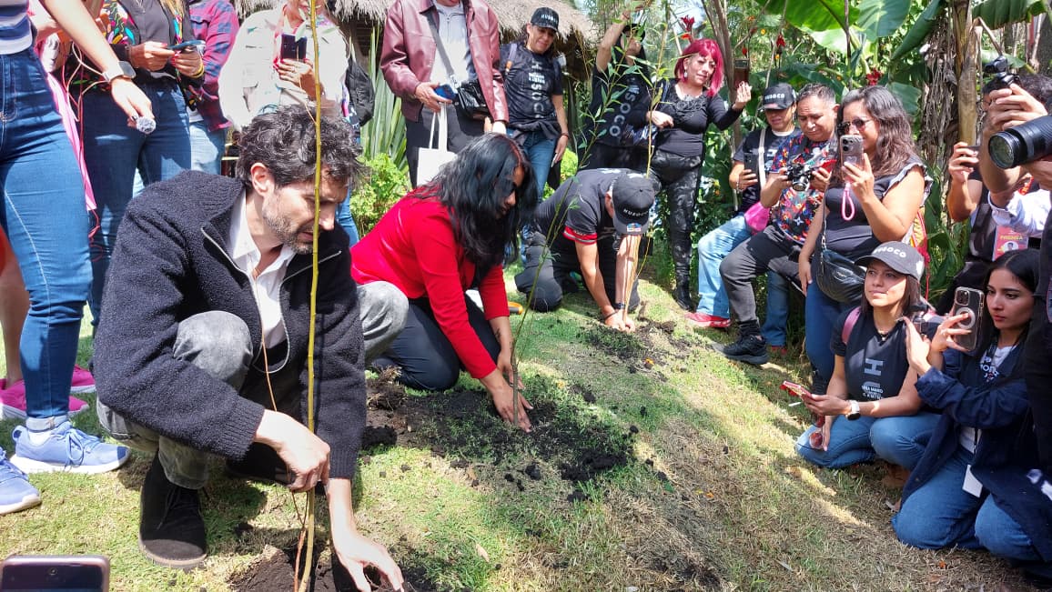 El cantante Benny Ibarra impulsa la reforestación de Xochimilco junto a la alcaldesa Cirse Camacho Bautista